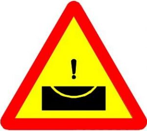 Biển báo W.216b - Đường ngầm có nguy cơ lũ quét