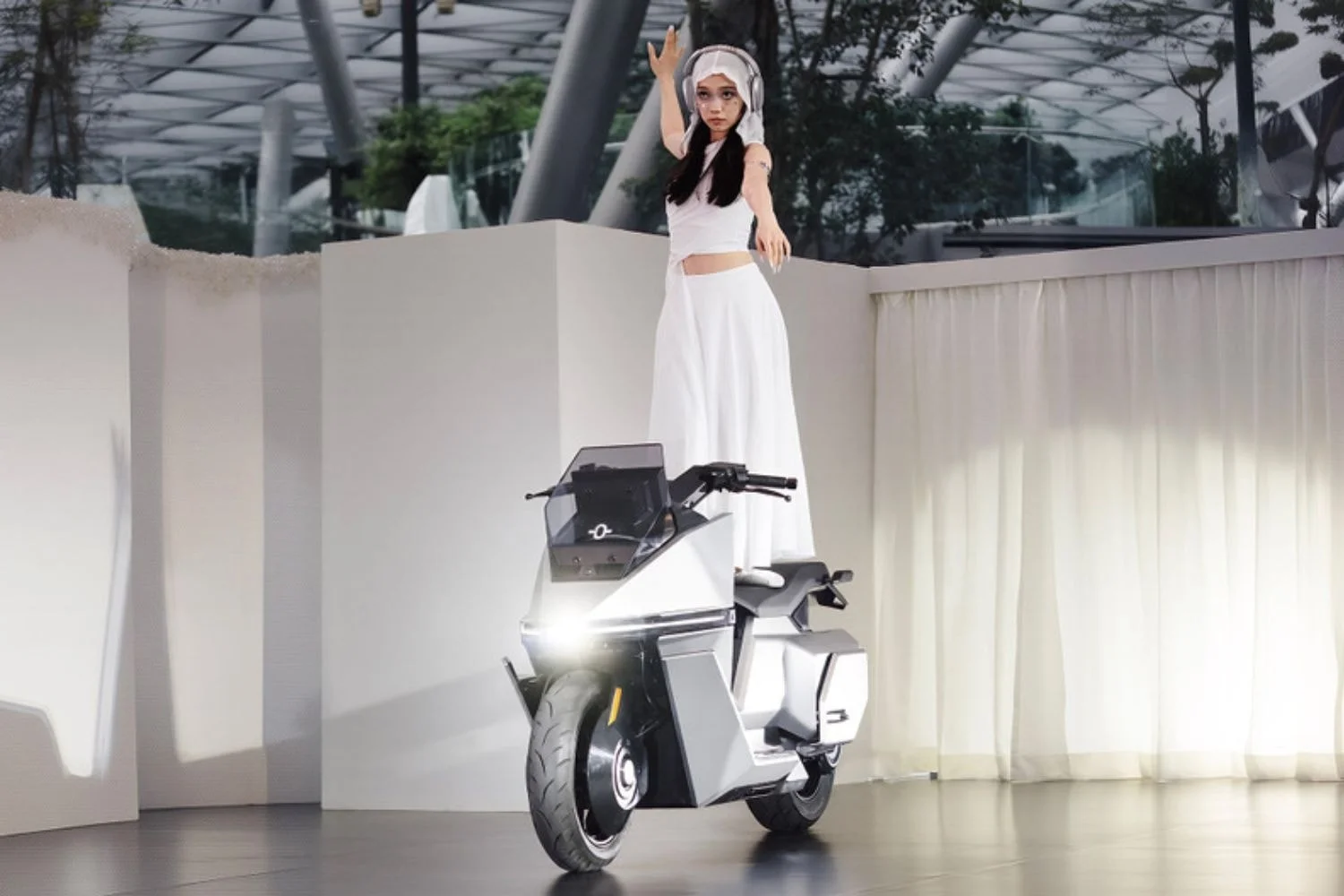 tai-sao-xe-may-tu-giu-thang-bang-duoc-nho-con-quay-hoi-chuyen-1710